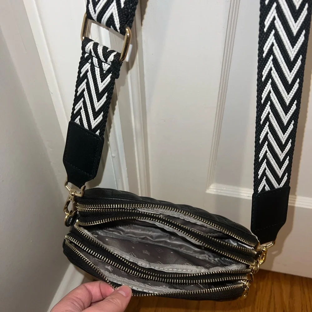 black crossbody purse - Picture 2 of 2